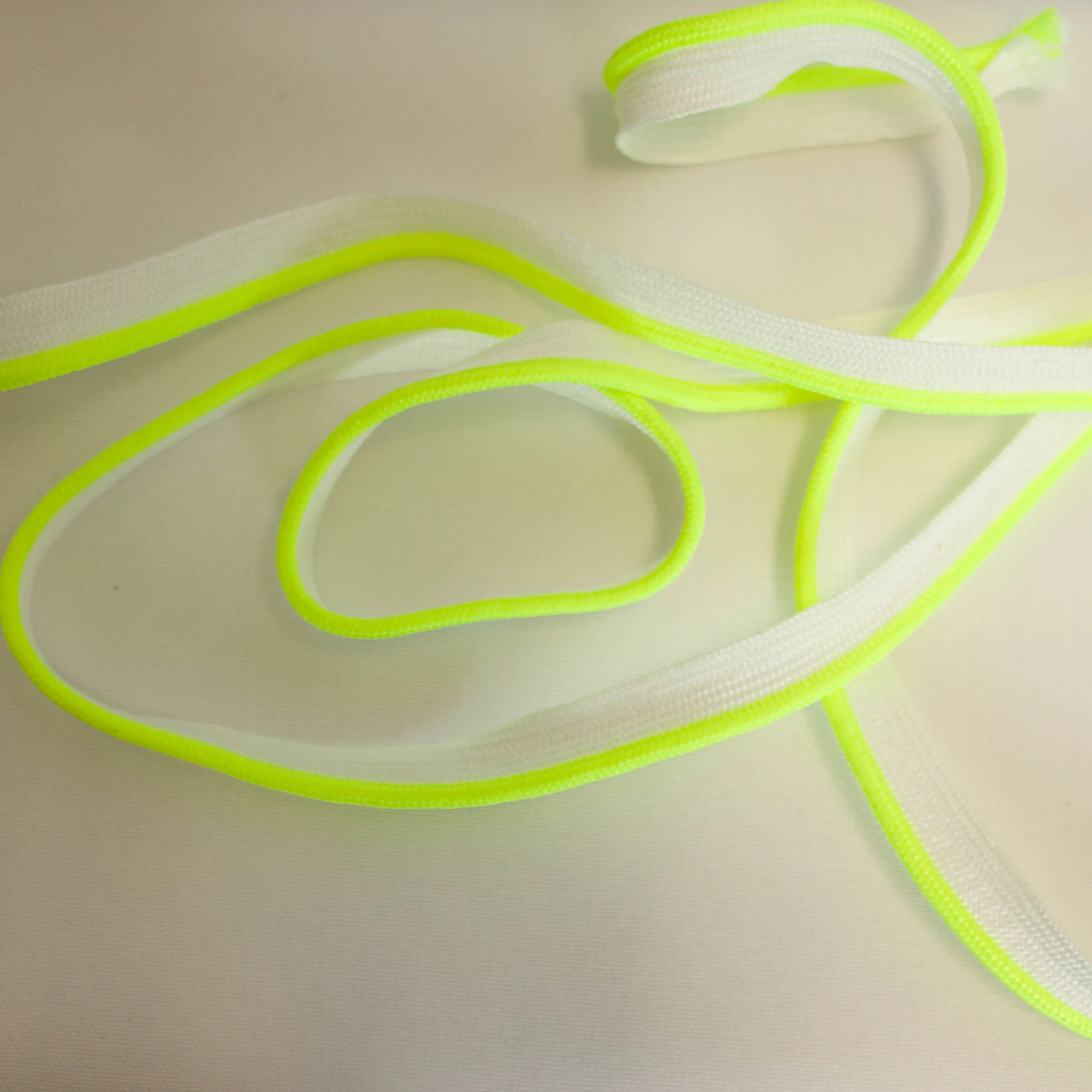 Fluo geel paspelband / piping - 2 mm dikte - 10 mm breed